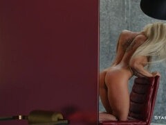 Blond, Erotisch, Vrouw, Doordringend, Alleen, Sportoefening, Tatoeage, Tieten likken