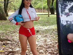 Brunetka, Palcówka, Masturbacja, Na wolnym powietrzu, Publiczny, Solo, Nastolatki, Zabawki