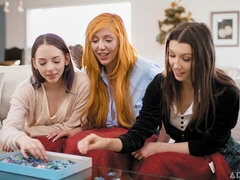 Prstění, Líbání, Lesbické, Spodní prádlo, Přírodní prsa, Pička, Vyholené, Kozičky