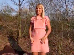 Českej, Šaty, Vonku, Na verejnosti