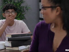 Hatalmas hátsó, Tekintélyes didik, Kebles, Kőkemény, Érett feleség, Óriási, Valóság, Tetkó