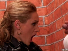 Påklädda, Kvinna, Gloryhole, Grupp, Onani, Naturliga tuttar, Kissar, Rider