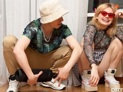 Veľké péro, Blondína, Kuřba, Prirodzené prsia, Krátke vlasy, Vychudnutá, Teenka, Kozičky