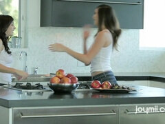 Brunetta, Hd, Fatto in casa, Cucina, Lesbica, Masturbazione, Puttana