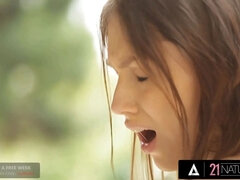 Erotisch, Aufs gesicht abspritzen, Fingern, Lecken, Natürlichen titten, Im freien, Muschi, Rotschopf