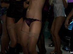 Brunett, Klädd kvinna naken man, Påklädda, Dansar, Fingering, Handskar, Onani, Swingers