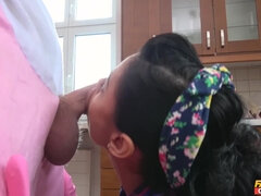 Gros seins, Sucer une bite, Gorge profonde, En levrette, Poilue, Hard, Seins naturels, Mouillée