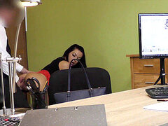 Brunett, Europeisk, Pengar