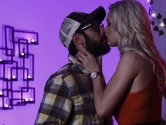 Isot tissit, Blondi, Sormetus, Selkäsauna, Pillu, Tatuointi, Teini