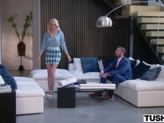 Cul à la bouche, Blonde, En levrette, Faciale, Branlette thaïlandaise, Léchez, Chevaucher, Fessée