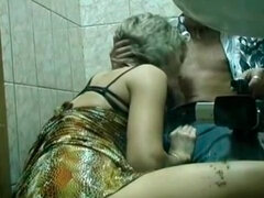 Bagno, Bionda, Pompino, Venire in bocca, Sega, Mamma che vorrei scoparmi, Capelli corti, Magra