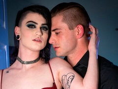 Avsugning, Brunett, Doggystyle, Fingering, Handjobb, Rakad, Tatuering, Tonåring