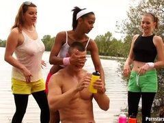 Cfnm, Gruppensex, Gruppe, Interrassisch, Lesbisch, Im freien, Swingers, Nass