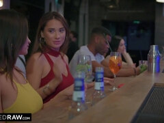 Grosse bite, Sucer une bite, Brunette brune, Tir de sperme, Queue, Chatte, Chevaucher, Plan cul à trois