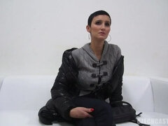 Noire, Tchèque, Hard, Cheveux courts