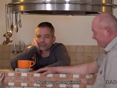 Le letton satisfait l'homme qui est sur le point d'�tre beau-p�re