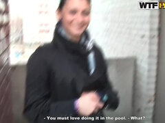 Πρωκτικό, Μελαχροινή, Στο πρόσωπο, Τακούνια, Λεφτά, Δημόσιο, Τρίο