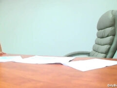 Veľký zadok, Veľké kozy, Brunetka, Prsnatá, Monštrum, Prirodzené prsia, Kancelária, Vrkôčiky