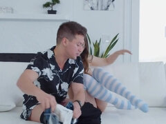 Stora tuttar, Avsugning, Långt ner i halsen, Hårig, Handjobb, Hardcore, Naturliga tuttar