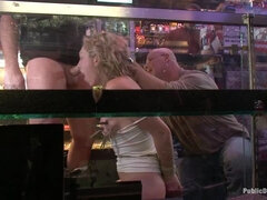 Anális szex, Szőke, Kötözés, Női, Megalázás, Nyilvános, Durva, Rab