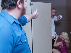 Grosser arsch, Grosser schwanz, Grosse titten, Blondine, Blasen, Hundestellung, Milf, Toilette