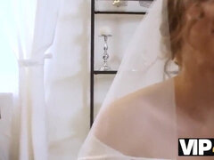 VIP4K. Beaut� en robe de mari�e suce une bite d'�trangers et se fait baiser - Blonde