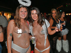 Lieveling, Grote kont, Universiteit, Flashing, Natuurlijke tieten, Feest, Kut duiken, Nat