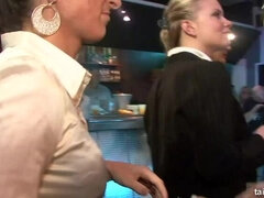 Blonde, Habillées, Dansant, En levrette, Femelle, Doigter, Lesbienne, Orgie