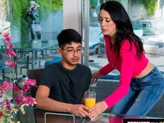 Stor stjärt, Stor kuk, Stora tuttar, Avsugning, Brunett, Doggystyle, Milf