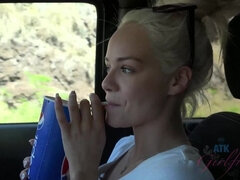 Blonde, Sucer une bite, Tir de sperme, En levrette, Pieds, Petite amie, Huilée, Rasée