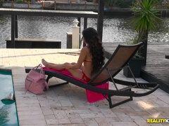 Leie, Grosser arsch, Bikini, Blasen, Braunhaarige, Pool, Muschi, Titten