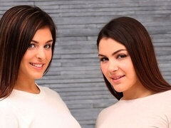 Amatoriale, Culo grosso, Baciando, Lesbica, Masturbazione, Mamma che vorrei scoparmi, Rasata, Strippaggio