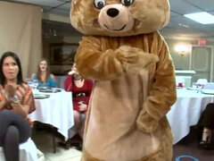 Store pupper, Cfnm, Dansing, Gruppe, Milf, Orgie, Fest, Tattovering