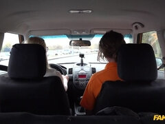 Bruinharig, Auto, Lul, Brillen, Natuurlijke tieten, Kut duiken, String, Tieten likken