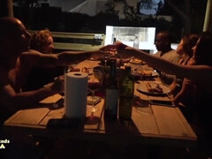 Iso kulli, Isot tissit, Ruskeahiuksinen, Syväkurkku, Ryhmä, Käsihoito, Ulkona, Tatuointi