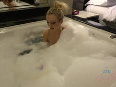 Blondynka, Dziewczyna, Dżinsy, Bielizna, Masturbacja, Majtki, Pirsing, Punkt widzenia