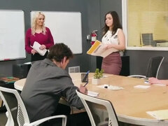 69, Gros seins, Brunette brune, Doigter, Lesbienne, Masturbation, Seins naturels, Jouets