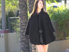 Tanzen, Fußfetisch, Masturbation, Orgasmus, Öffentlich, Solo, Weibliche ejakulation, Unter dem rock