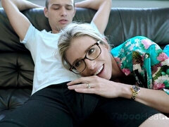 Blondine, Brille, Handjob, Hardcore, Milf, Mann mann frau, Flotter dreier, Titten