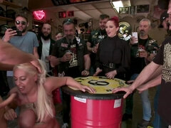 Amatorka, Analny, Duże cycki, Blondynka, Obciąganie, Sex grupowy, Mamuśka, Squirting