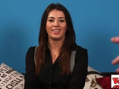 Brits, Bruinharig, Naakte man aangeklede vrouw, Dominatie, Europees, Hakken, Vernedering, Kousen