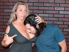 Stor svart kvinne, Store pupper, Blond, Påkledd, Sperm skott, Dominans, Kjole, Naturlige bryster