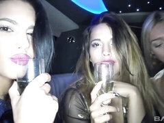 Küssen, Lecken, Muschi, Rasiert, Entkleiden, Flotter dreier, Titten, Spielzeuge