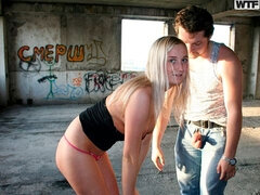 Blondin, Avsugning, Doggystyle, Handjobb, Utomhus, Rakad, Strippning, Tonåring