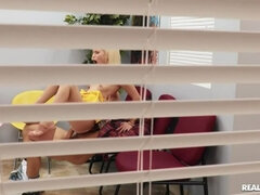 Blondine, Aufs gesicht abspritzen, Würgen, Masturbation, Zierlich, Öffentlich, Realität, Rasiert