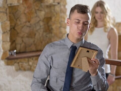 Μεγάλος κώλος, Μεγάλος πούτσος, Ξανθιά, Πίπα, Σε στάση σκύλου στα τέσσερα, Γραφείο, Βυζιά