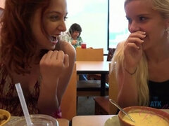 Leie, Blondine, Zierlich, Muschi, Dürr, Jungendliche (18+), Flotter dreier, Titten