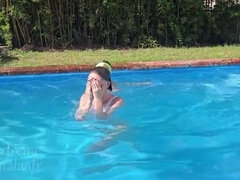 Latina, Lesbiana, Al aire libre, Pequeña, Piscina, Coño, Chorro, Adolescente