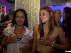 Stor røv, Stor pik, Store bryster, Brunette, Give finger, Gruppe, Fest, Tatovering