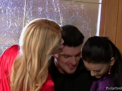 Duży kutas, Blondynka, Ubrani, Satyna, Spódnica, Pończochy, Ssanie, Trójkąt